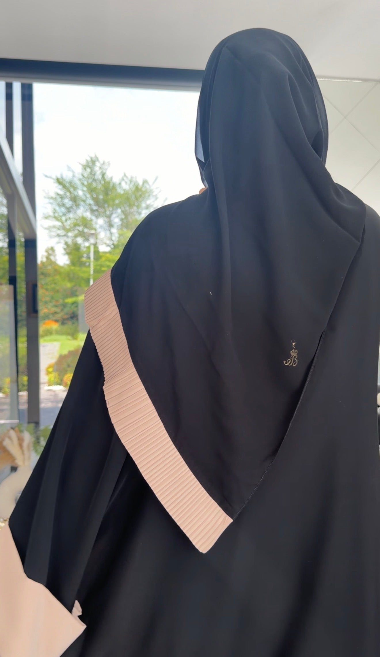 Black and beige pleat flow abayah