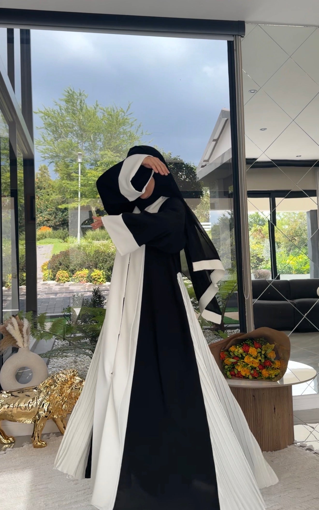 Black and white pleat flow abayah