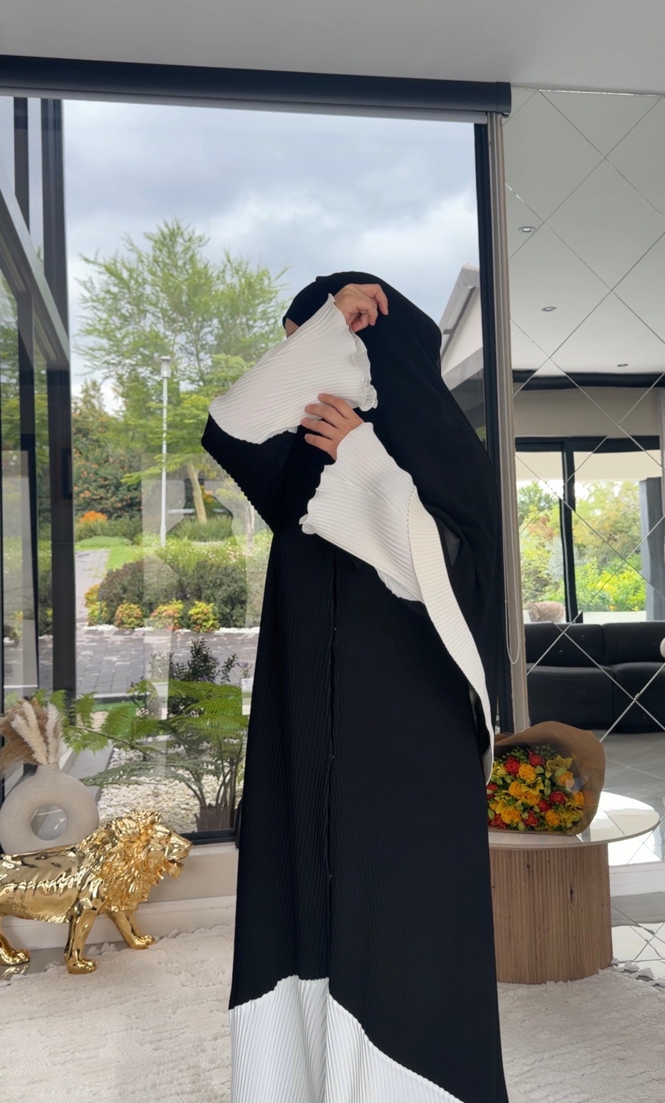 Black and white pleat abayah