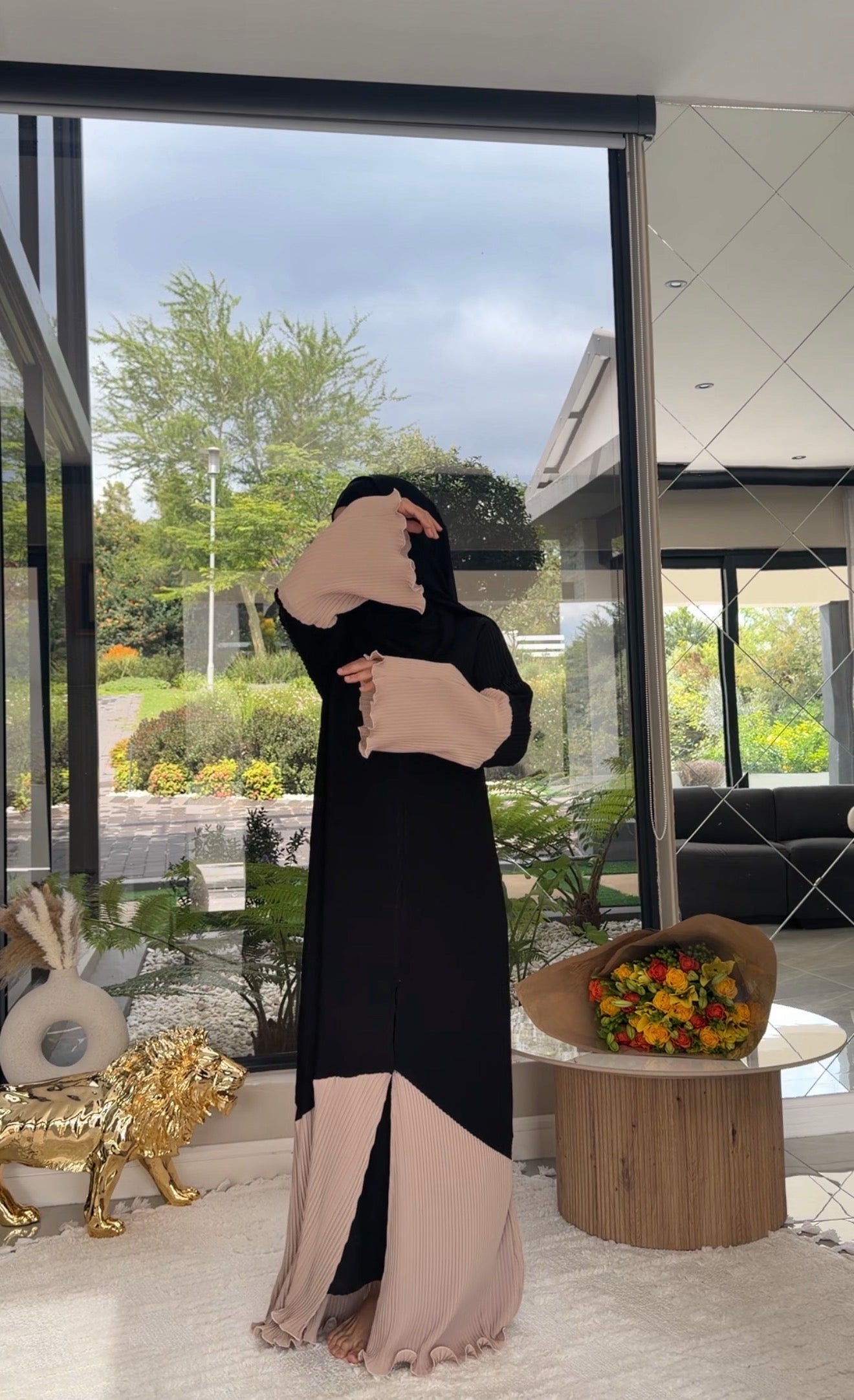 Black and beige pleat abayah