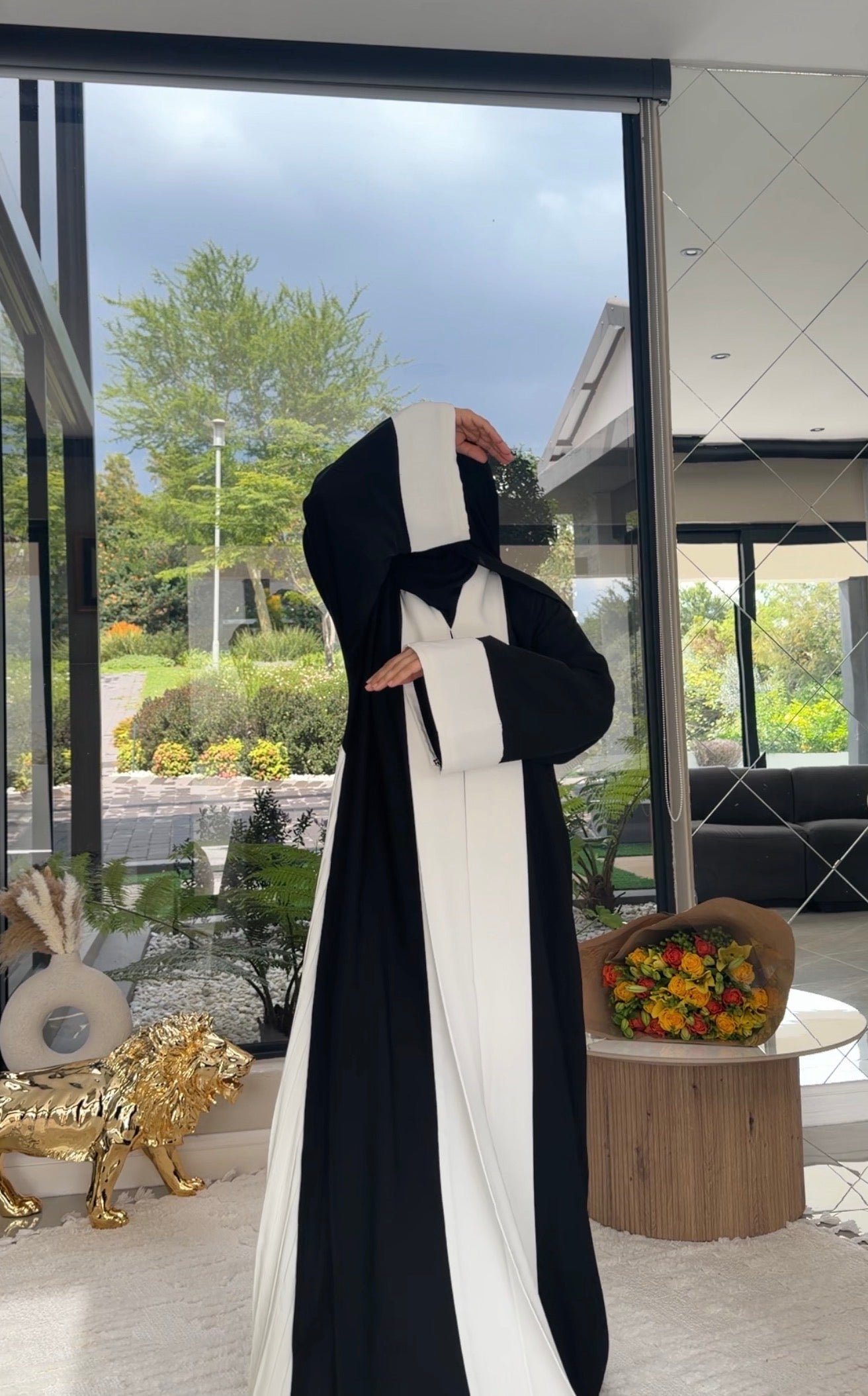 Black and white pleat flow abayah