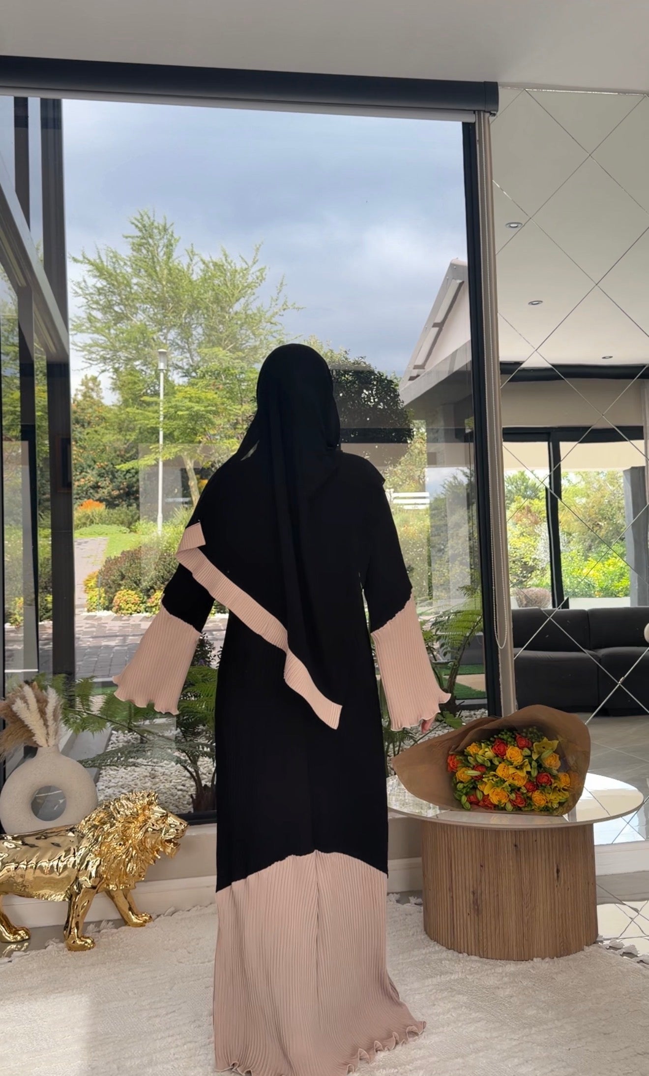 Black and beige pleat abayah