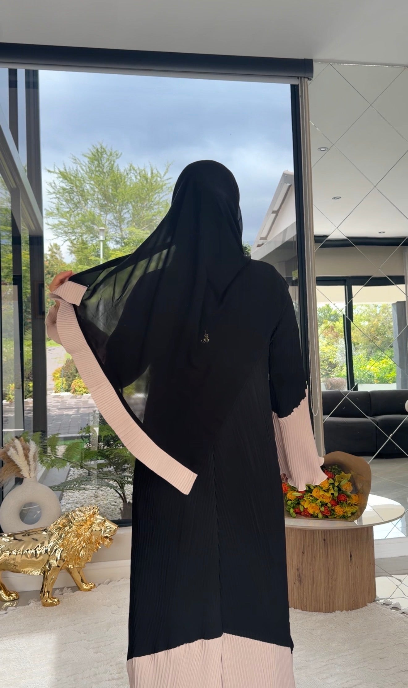 Black and beige pleat abayah