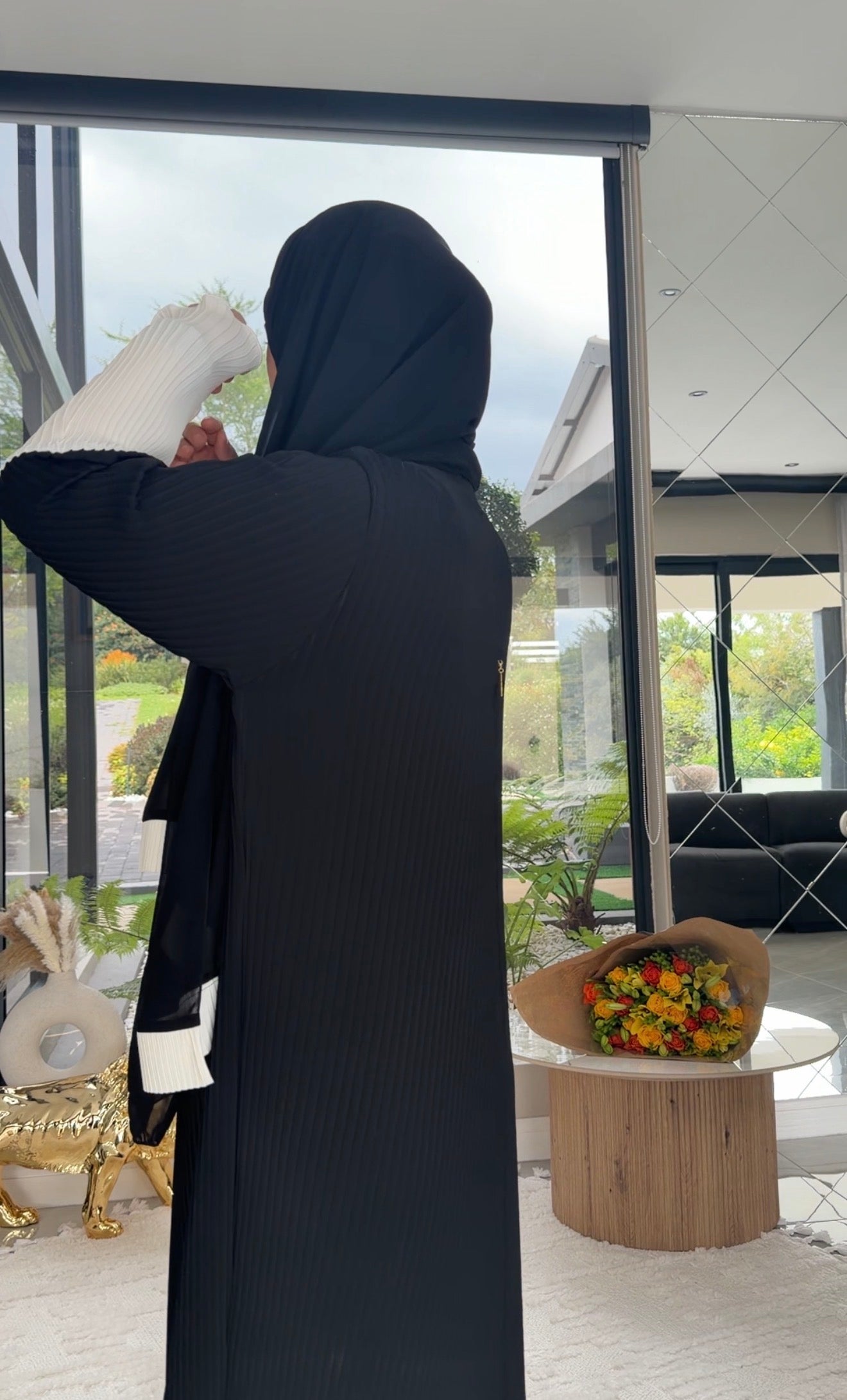 Black and white pleat abayah