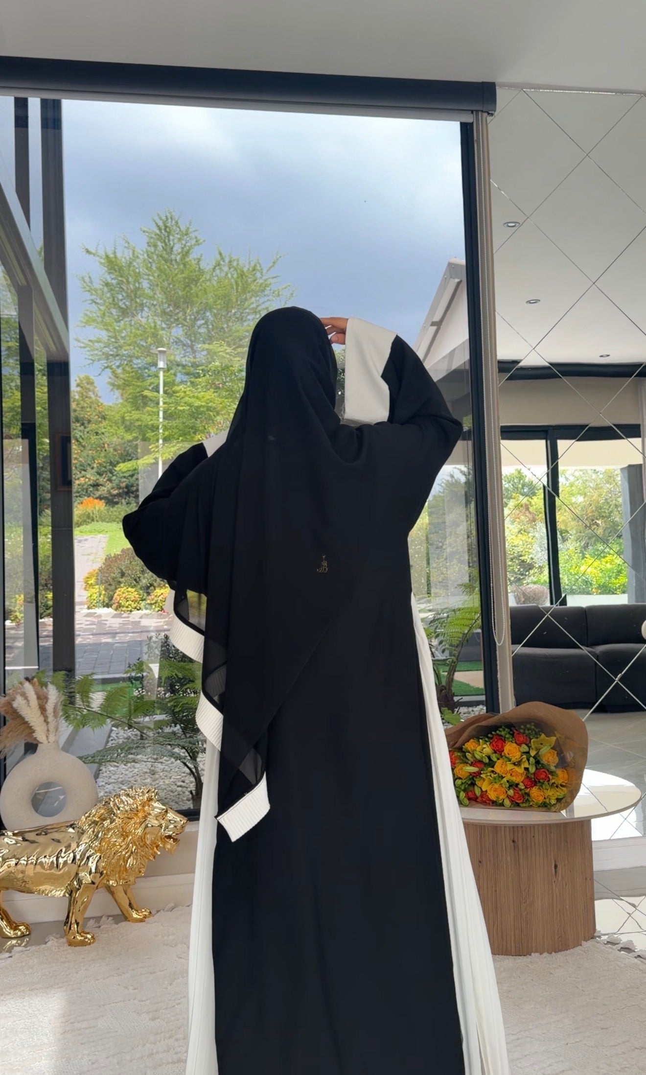 Black and white pleat flow abayah