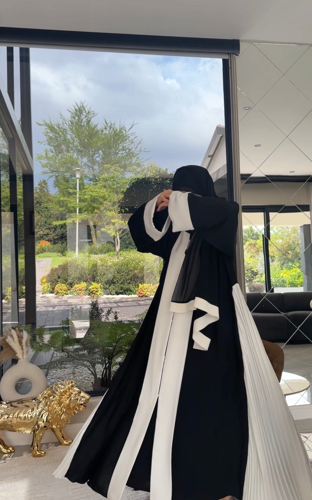 Black and white pleat flow abayah