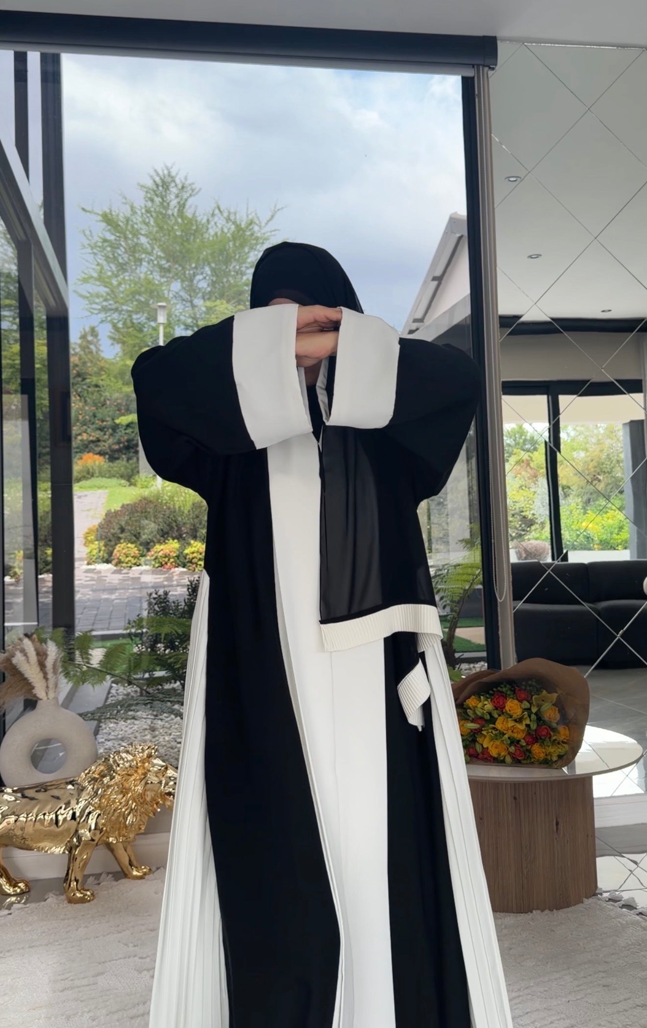 Black and white pleat flow abayah