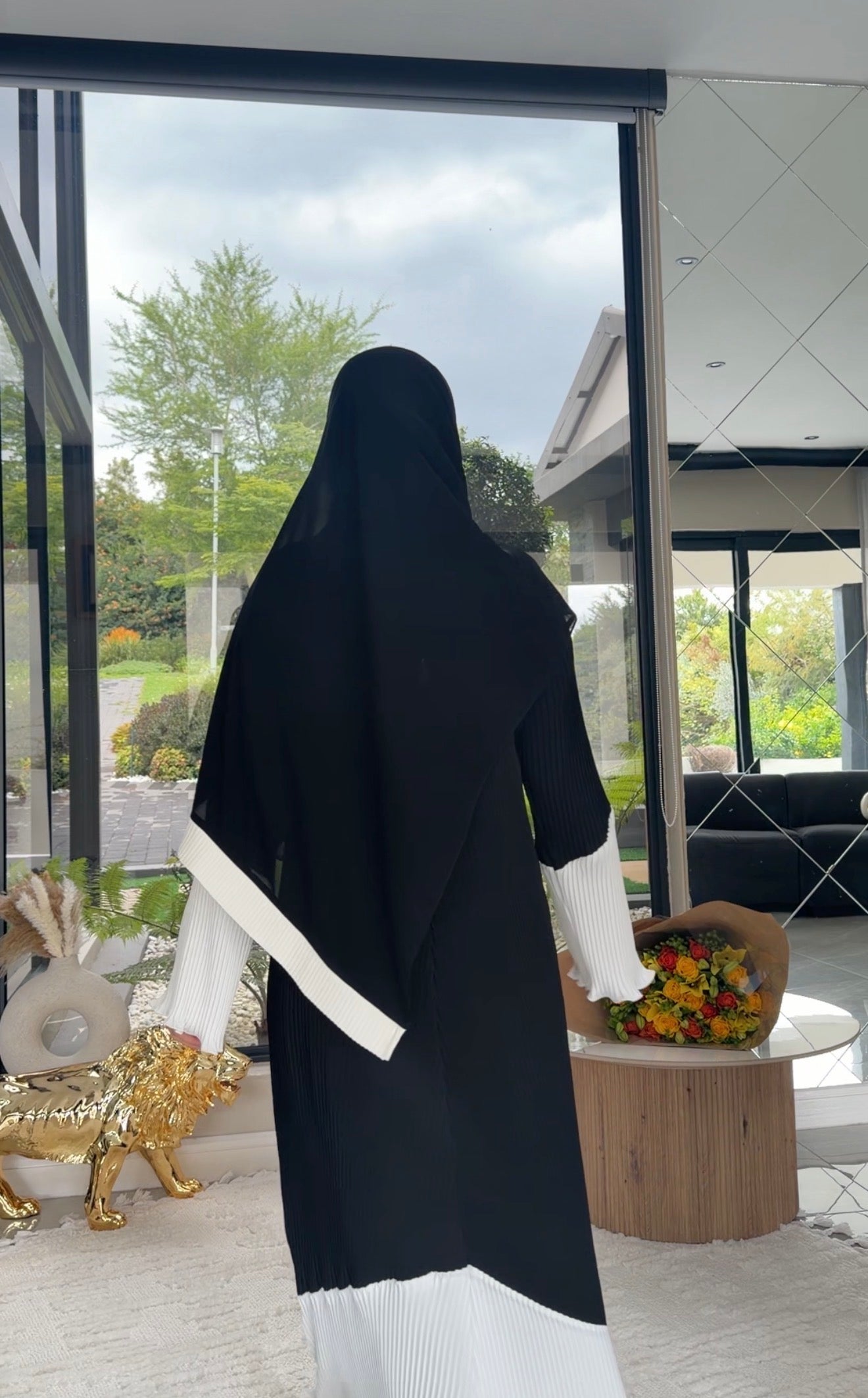 Black and white pleat abayah