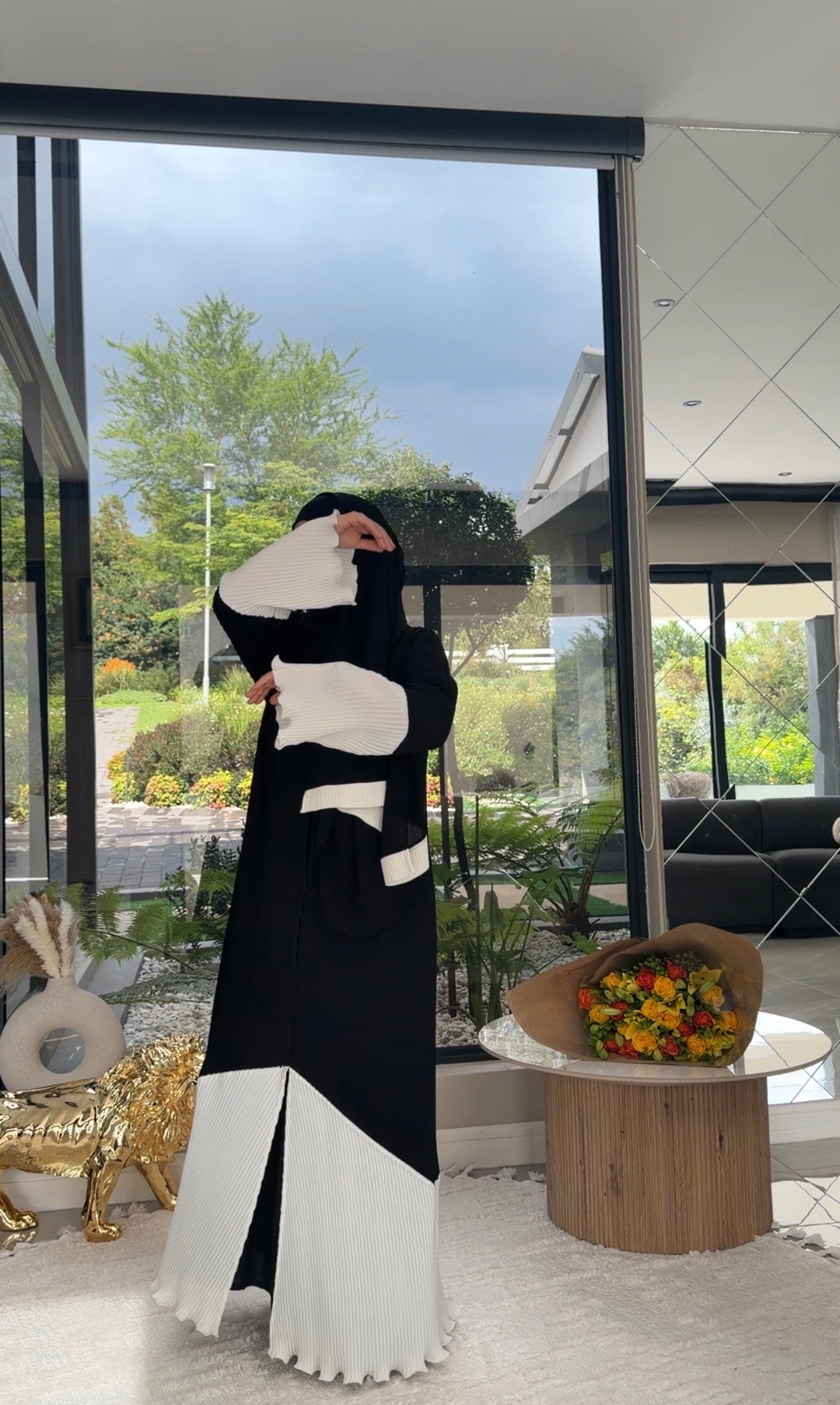 Black and white pleat abayah