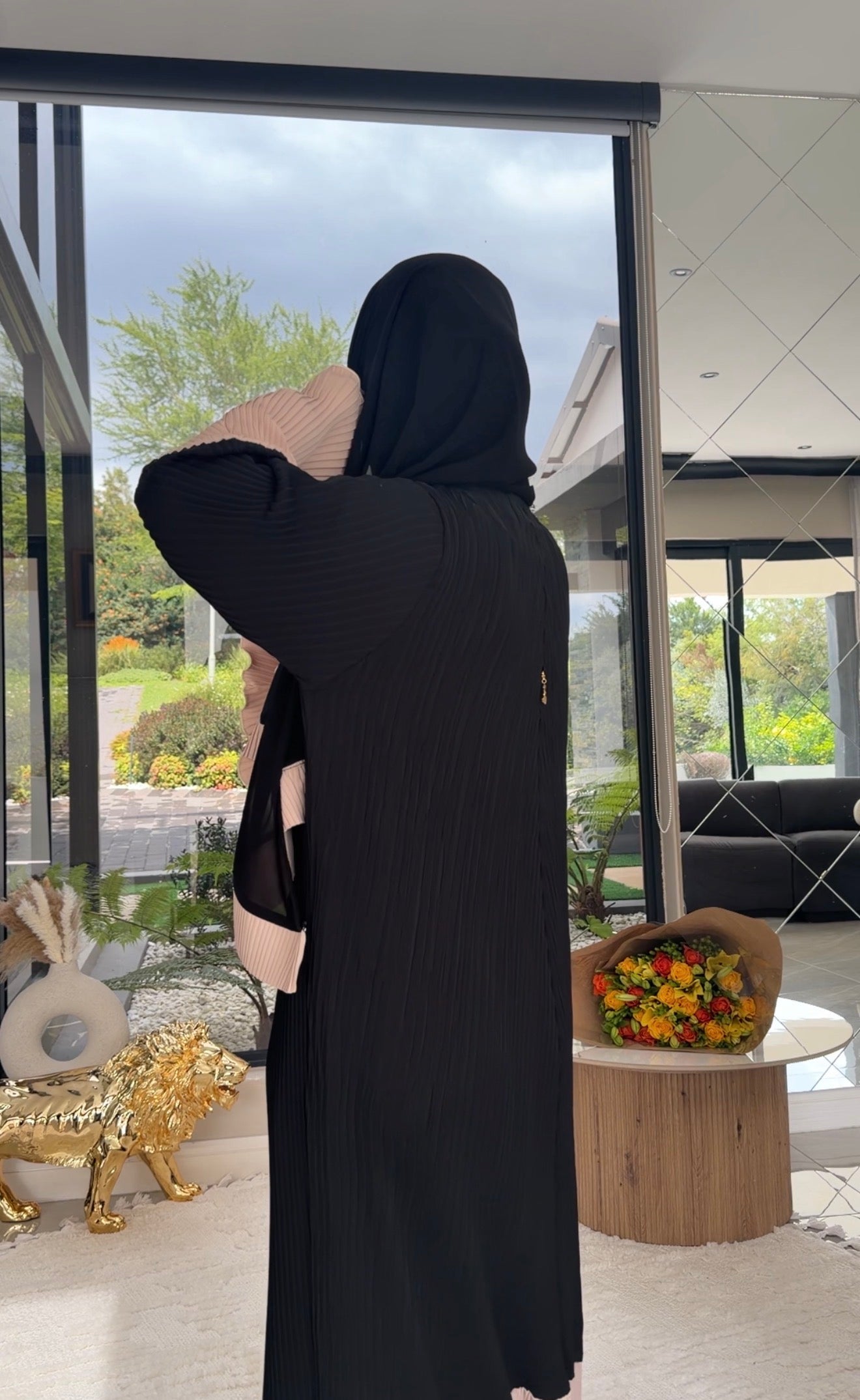 Black and beige pleat abayah