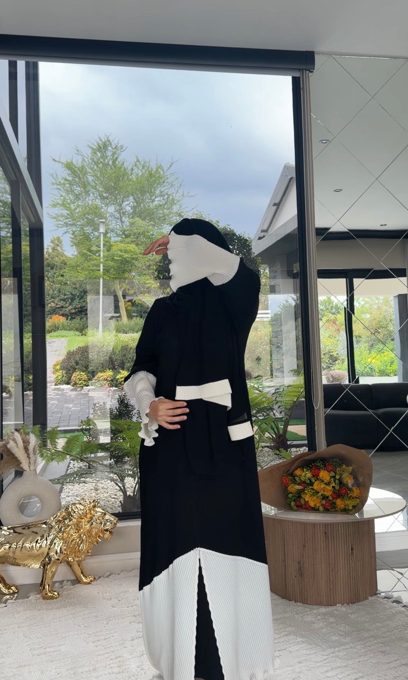 Black and white pleat abayah
