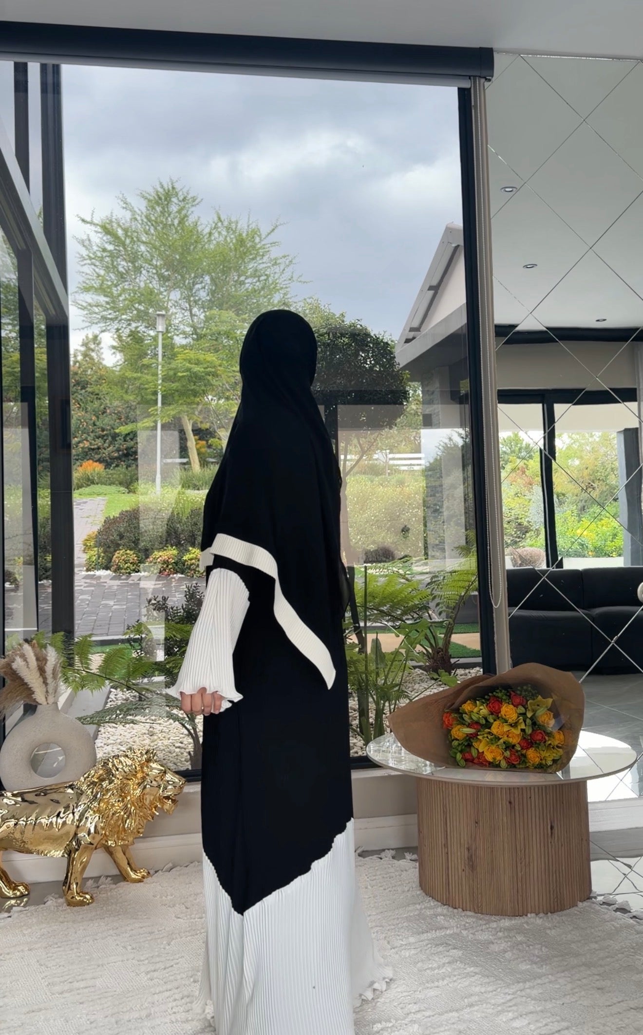 Black and white pleat abayah