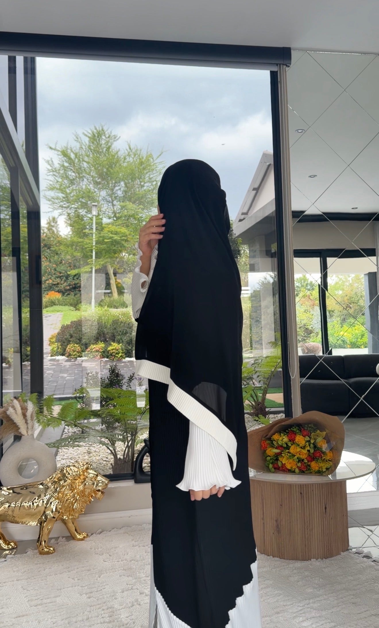 Black and white pleat abayah