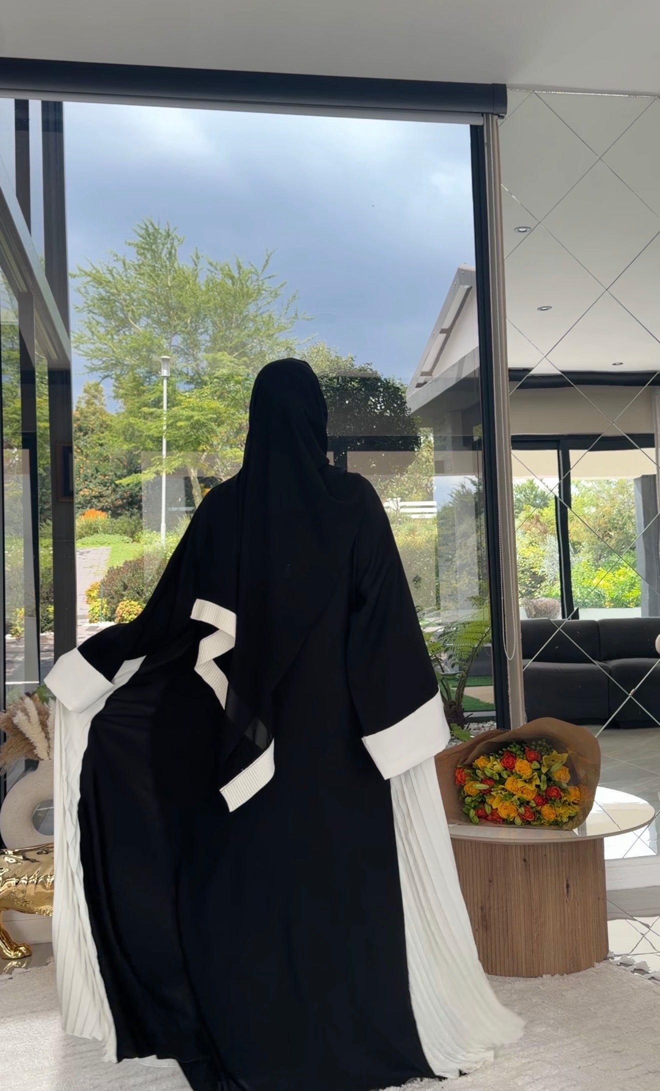 Black and white pleat flow abayah