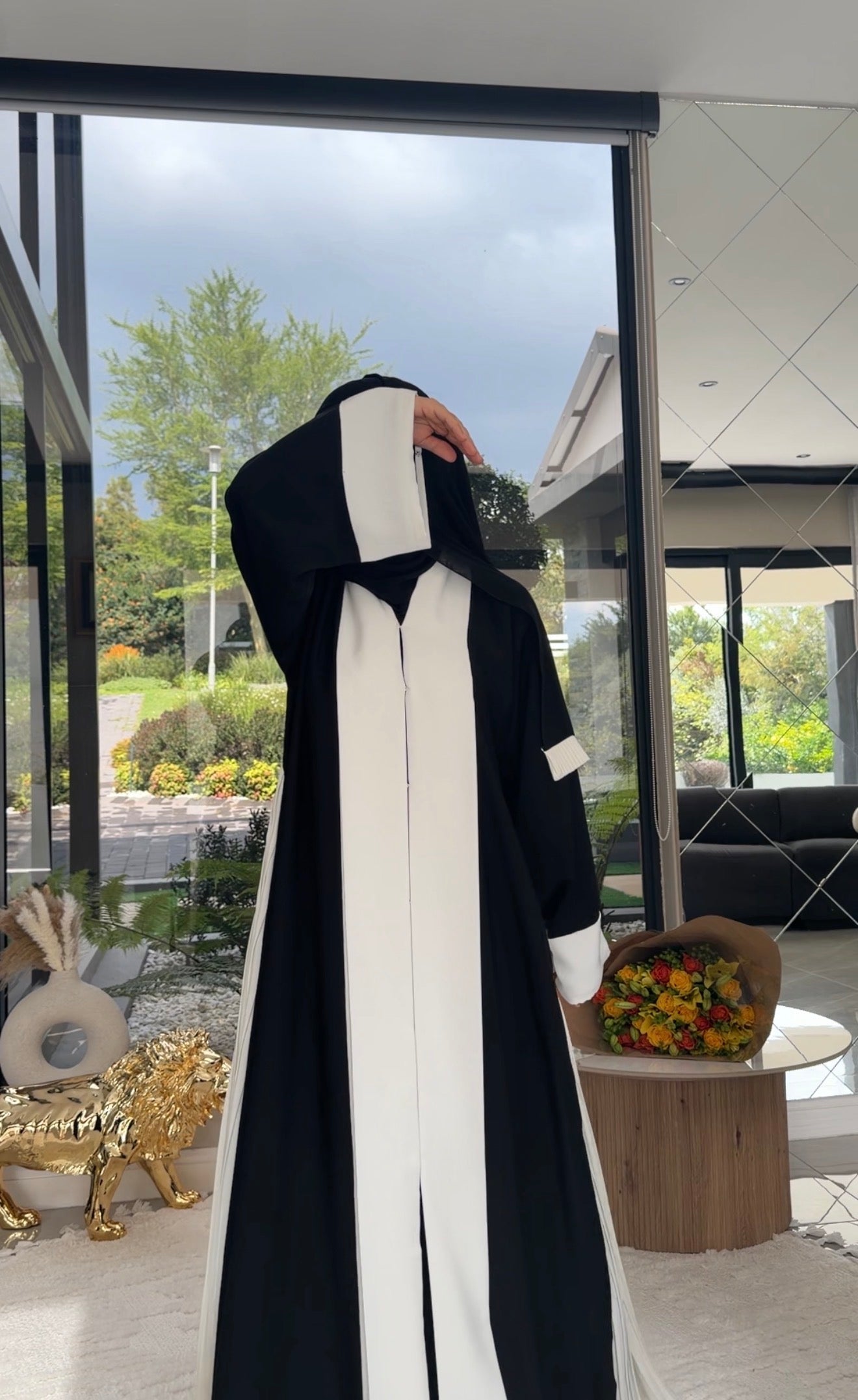Black and white pleat flow abayah
