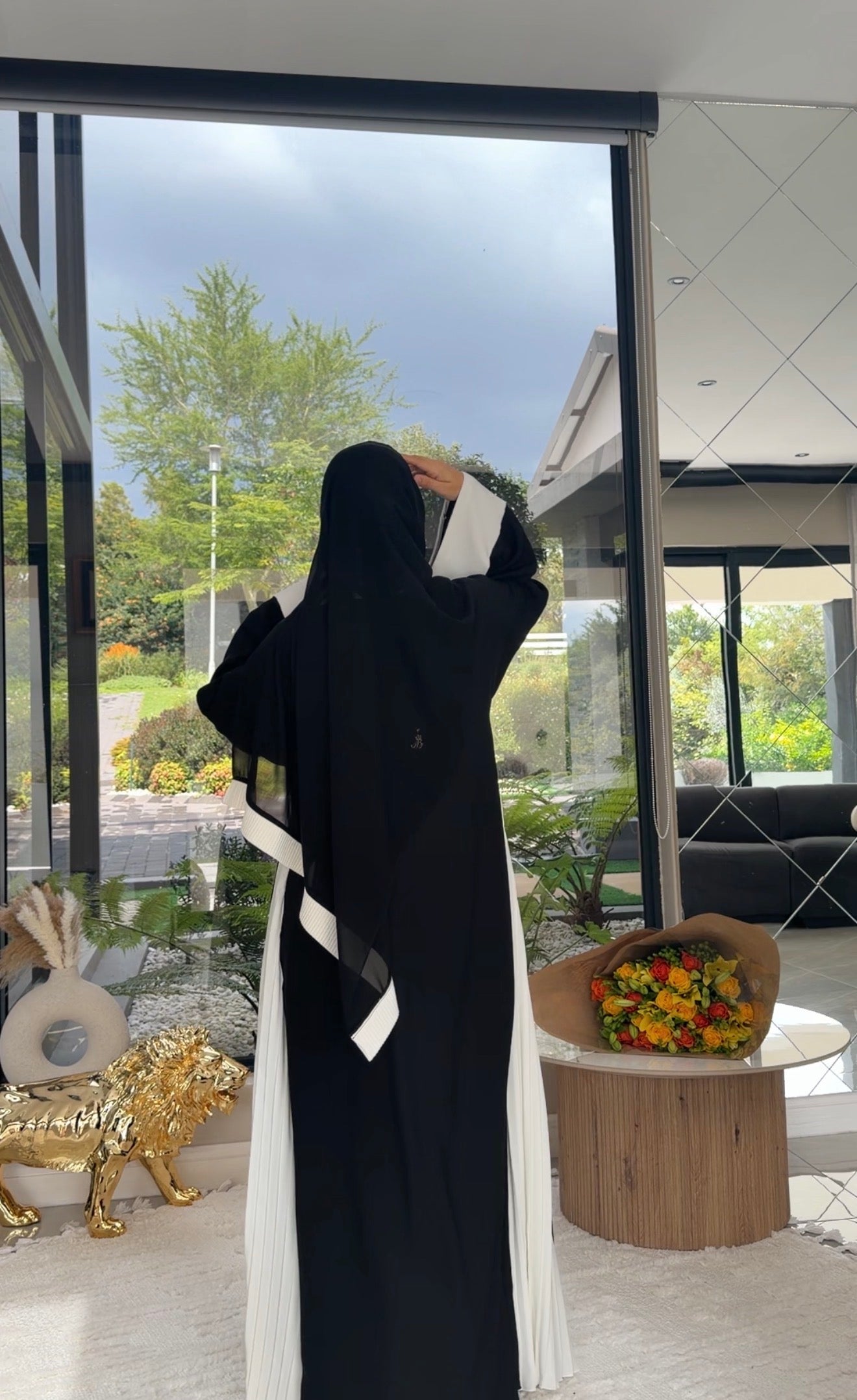 Black and white pleat flow abayah
