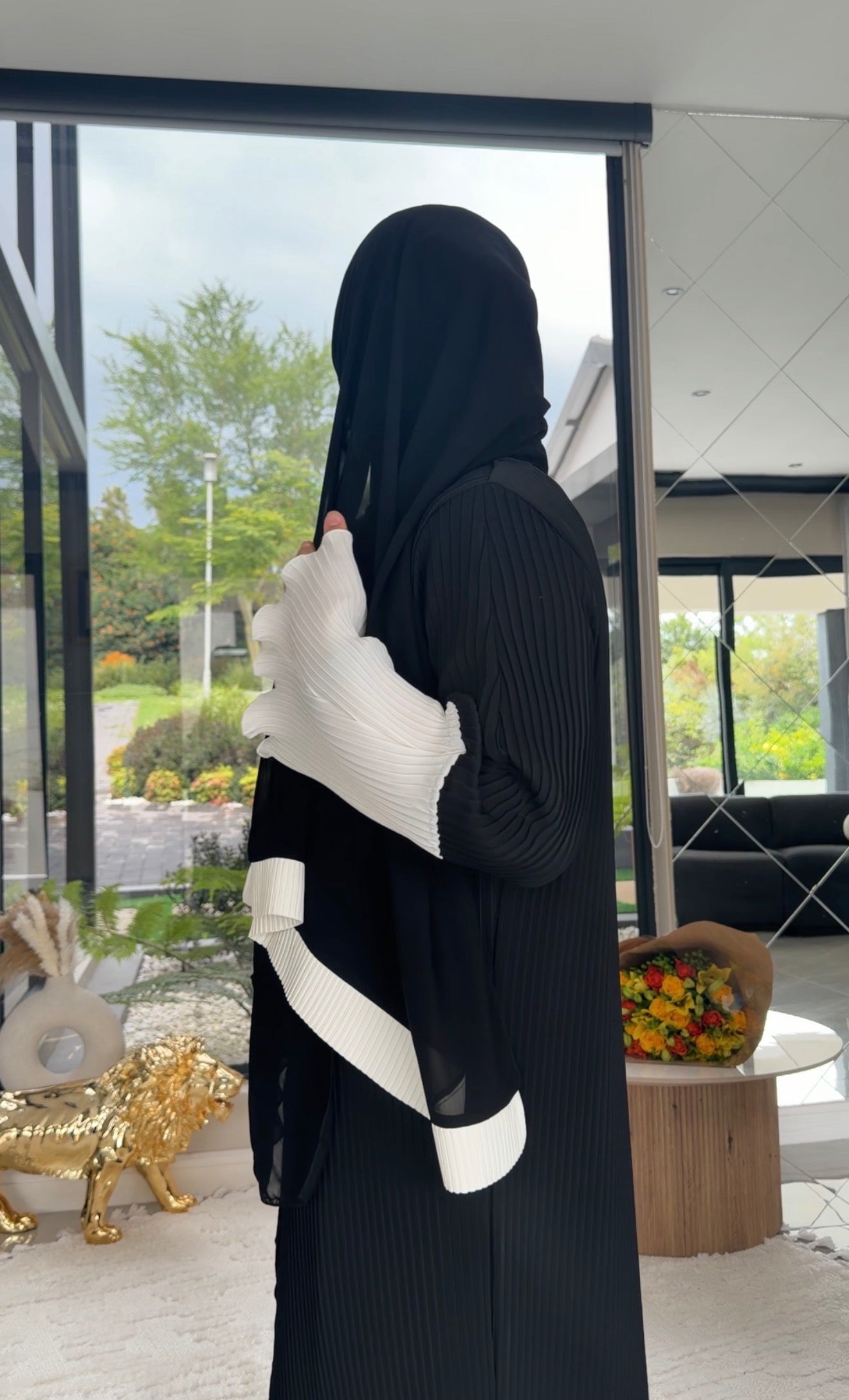 Black and white pleat abayah