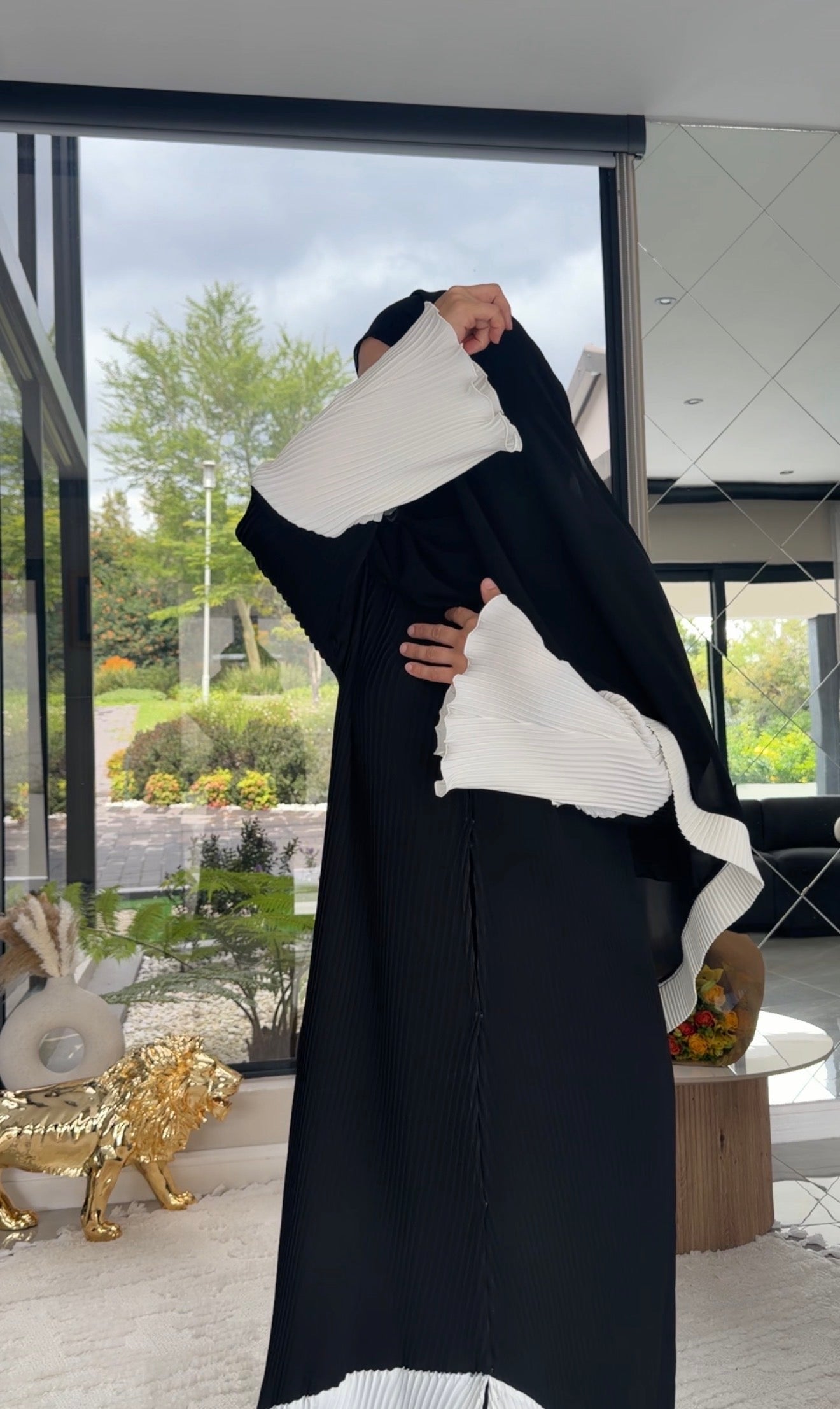 Black and white pleat abayah