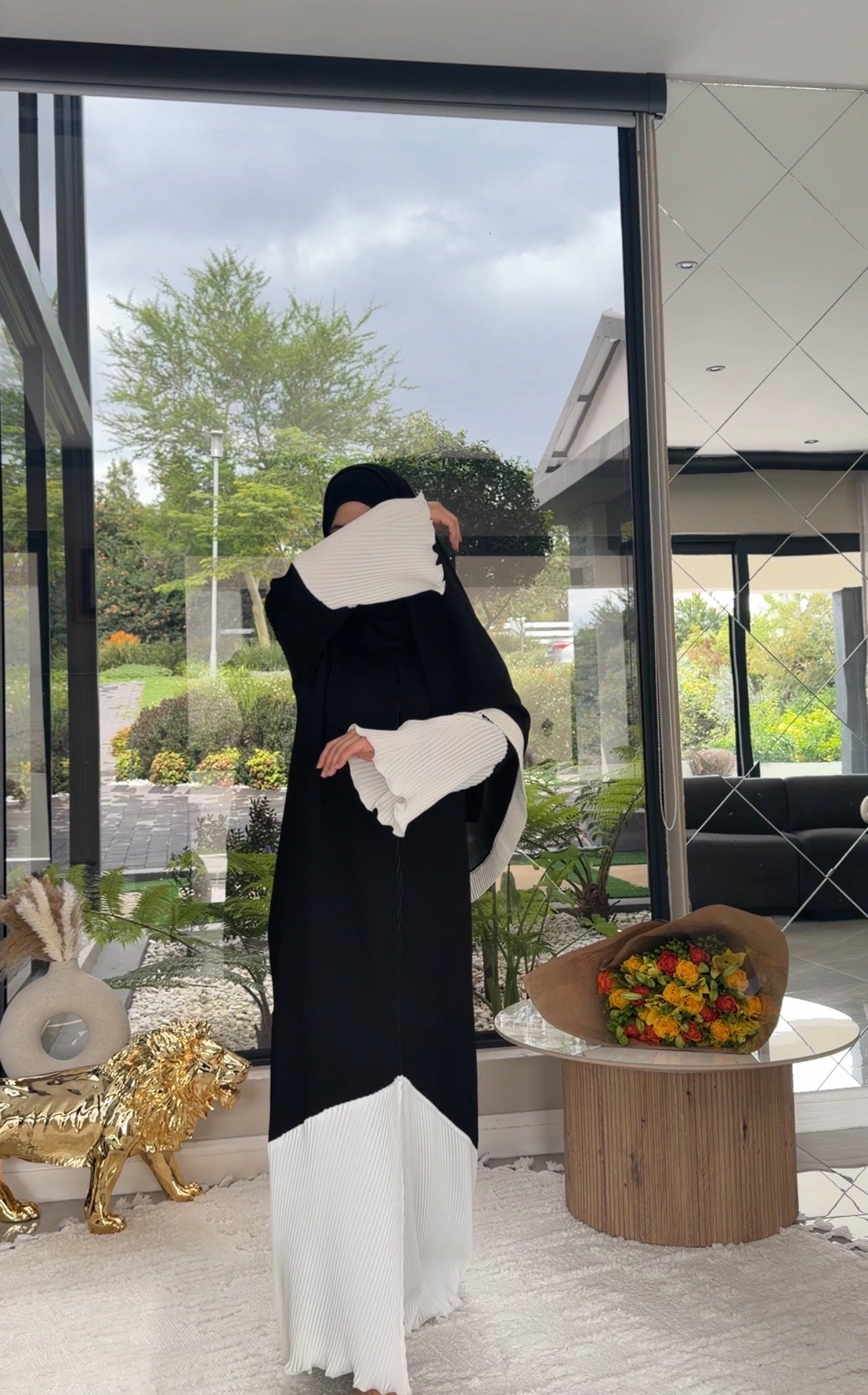 Black and white pleat abayah