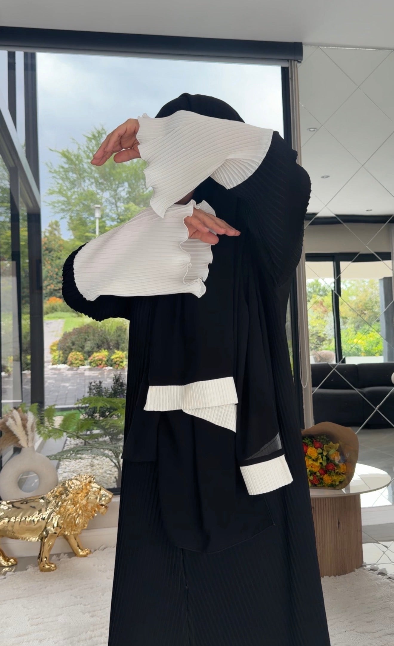 Black and white pleat abayah