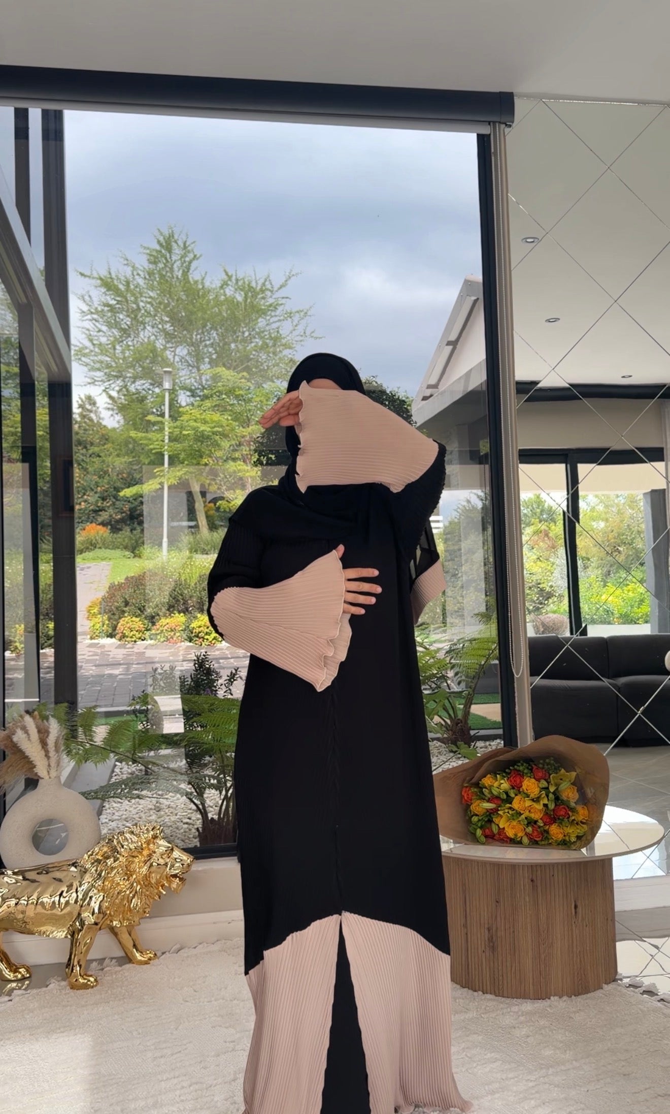 Black and beige pleat abayah