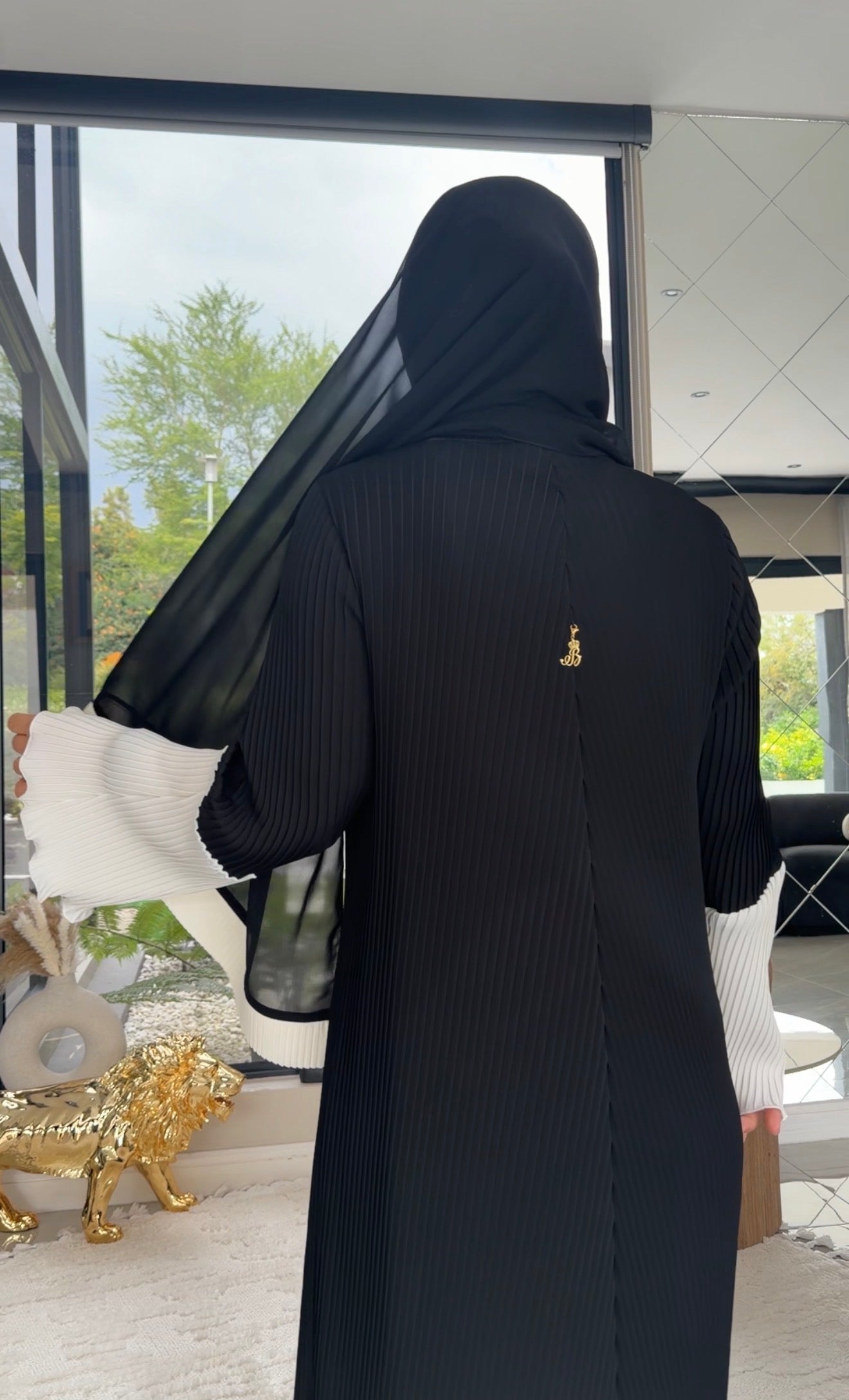 Black and white pleat abayah