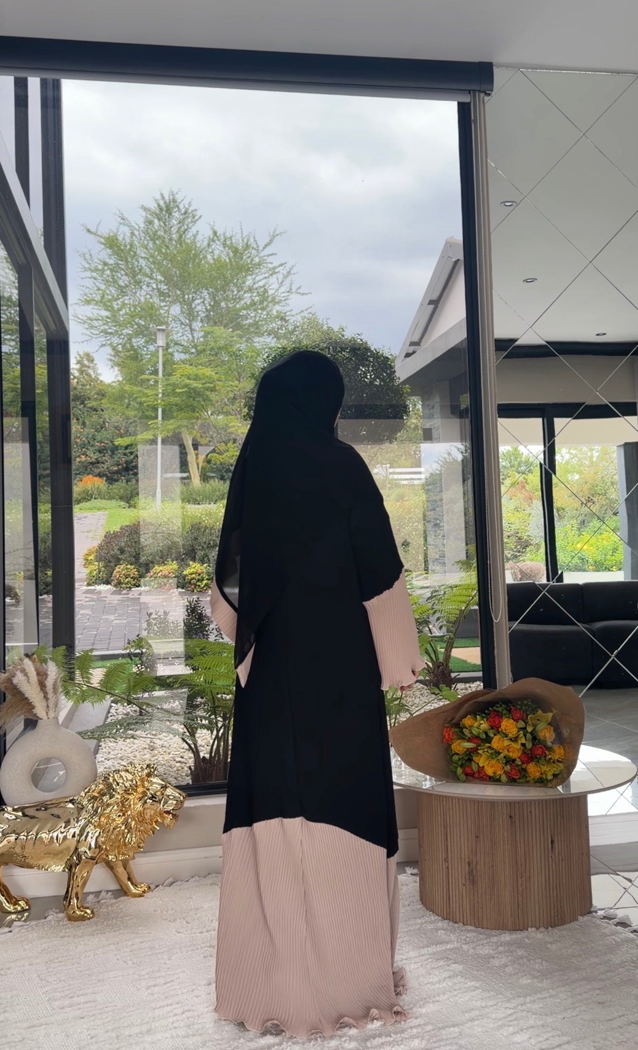 Black and beige pleat abayah