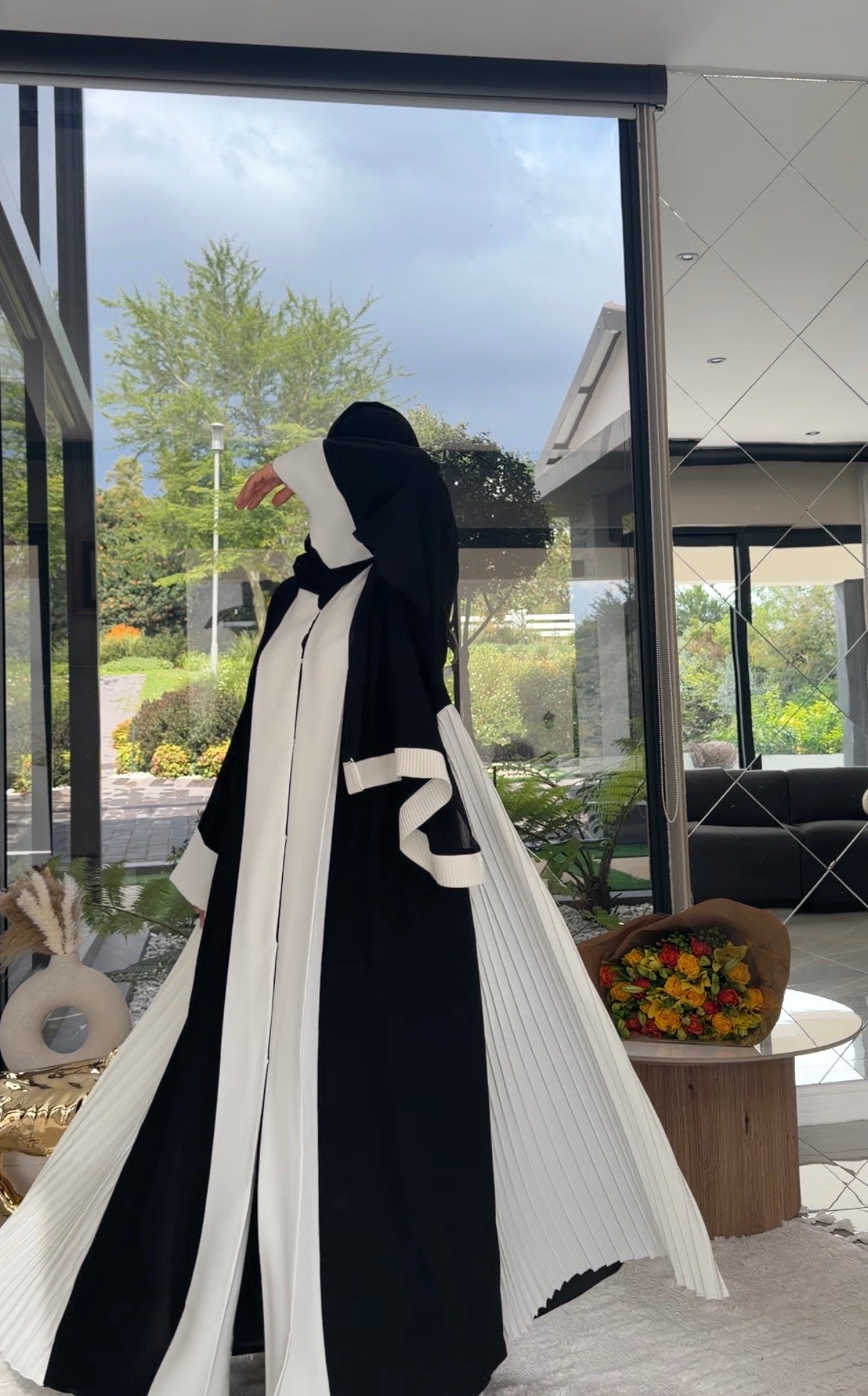Black and white pleat flow abayah