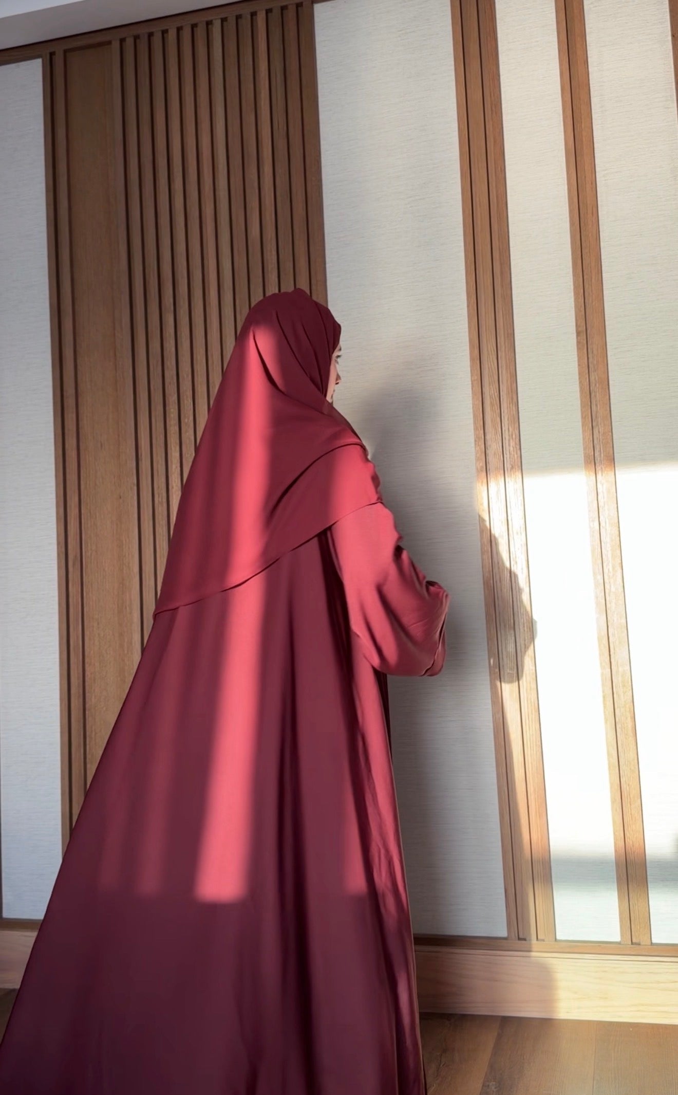 Maroon pleat abayah