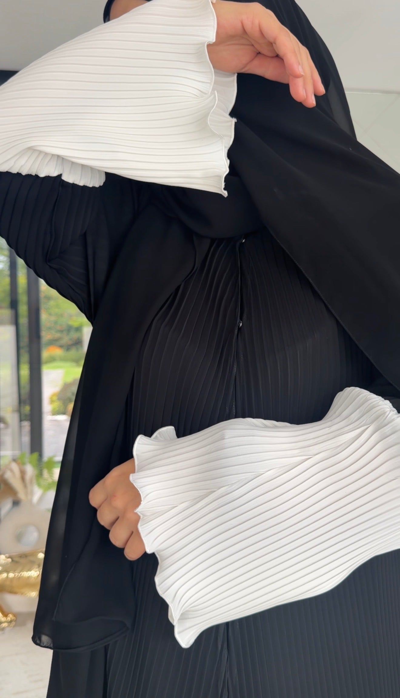 Black and white pleat abayah