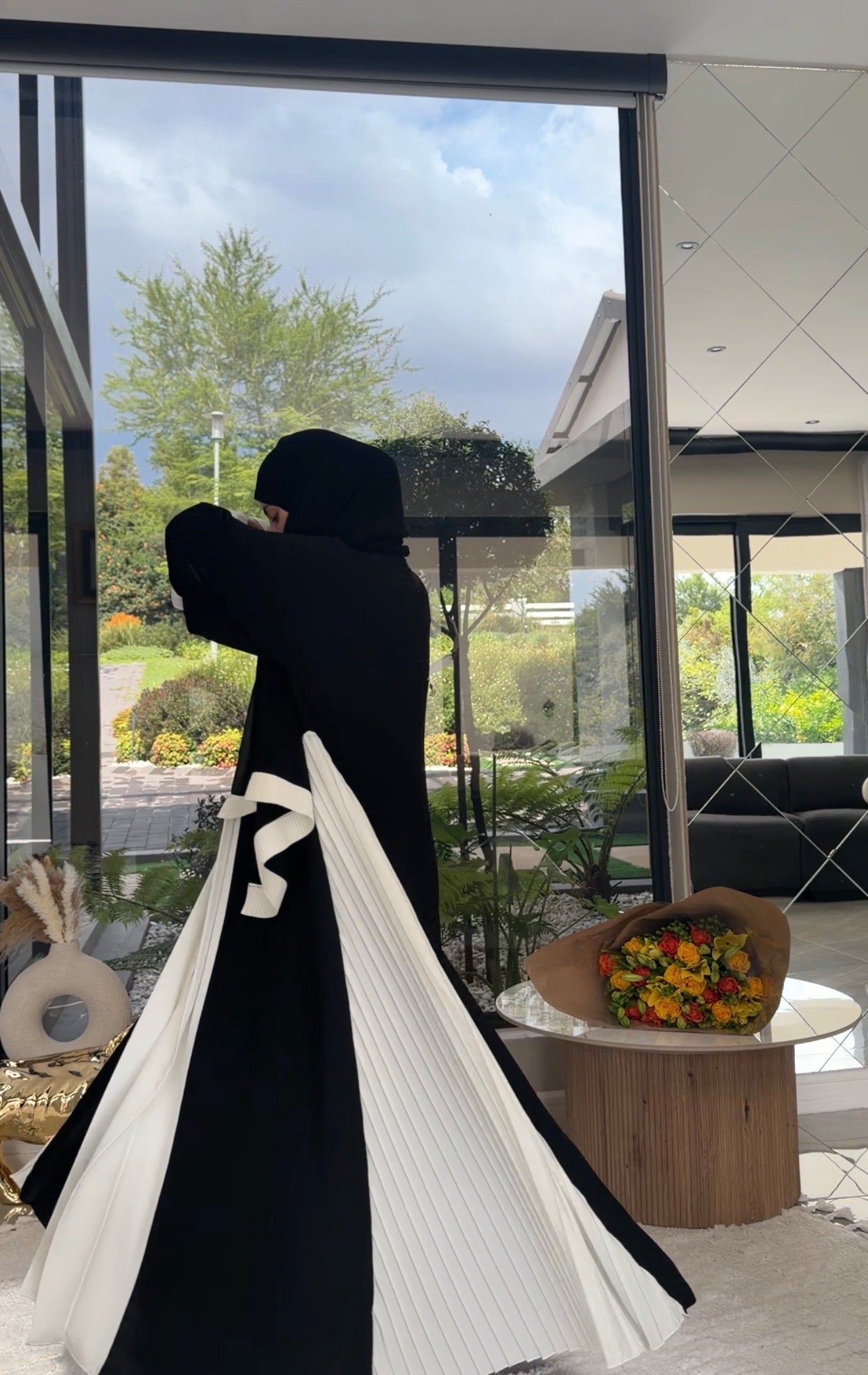 Black and white pleat flow abayah